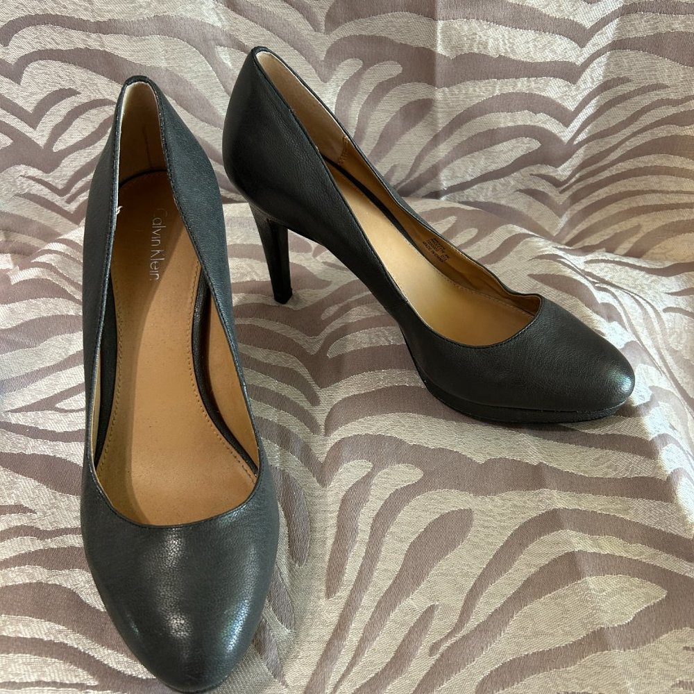 *Calvin Kein* Platform Pump